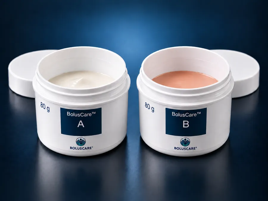 BolusCare 80 g Set: geöffnete Tiegel A und B mit abgelegten Deckeln, weiße Komponente A und hautfarbene Komponente B