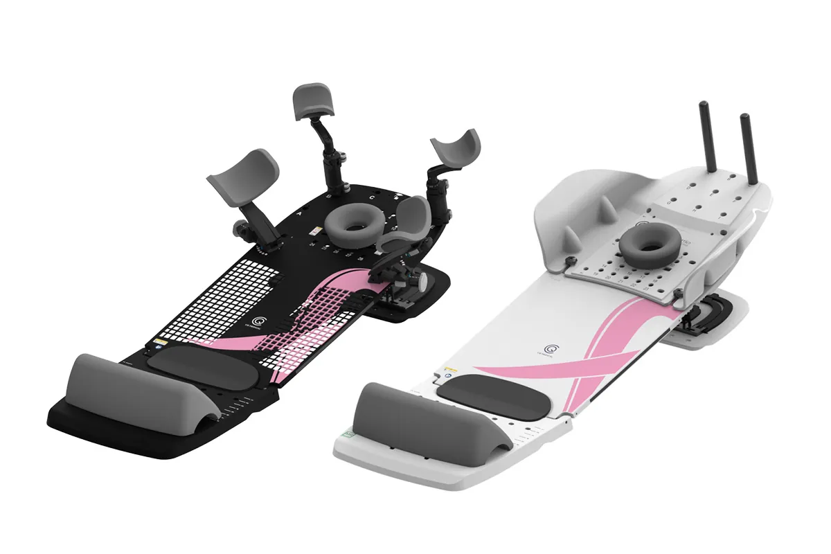 Zwei Lagerungsboards für die Brustbestrahlung in Schwarz und Weiß