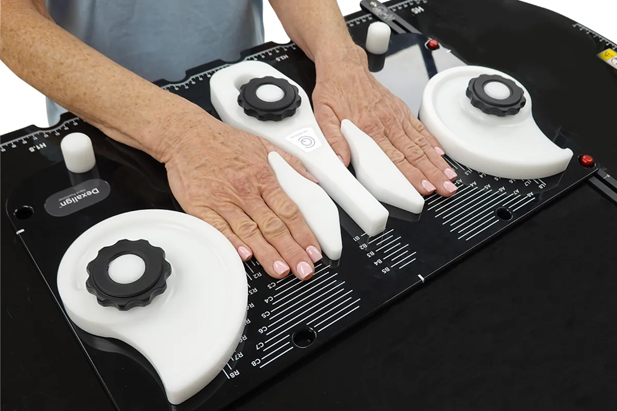 Hände auf dem Dexalign Handpositionierer mit Skalierung